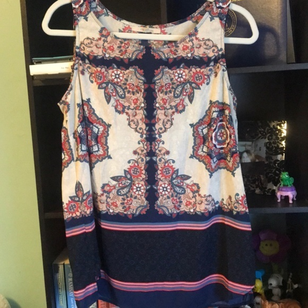 Sleeveless blouse‎